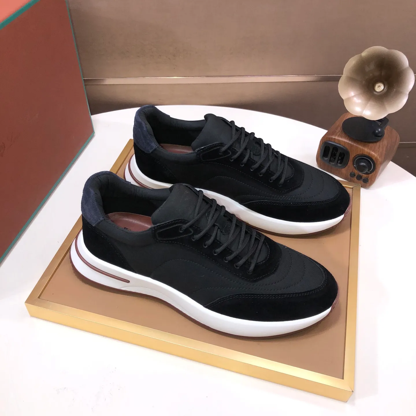 Men's shoes 💰600💰[𝐥𝐨𝐫𝐨 𝐏𝐢𝐚𝐧𝐚] lp classic loafers, an Italian treasure brand, the only brand that can match Hermès! Only after wearing it do we realize that we cannot let down our feet. The upper is imported cashmere, the lining of water-dyed cowhide ➕ the cowhide feet, the official original glass rubber outsole, and the pendant. Exclusive original packaging (tag ➕ brand paper ➕ outer box ➕ hand bag) code number: 38-45